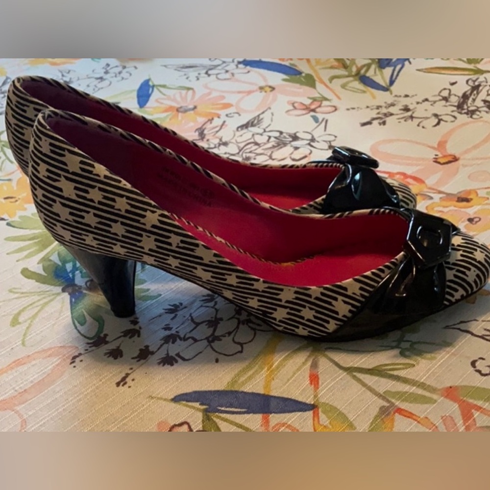 Not Rated Stars and Stripes Womens 8.5 Black & White Star Heels Lightly Worn